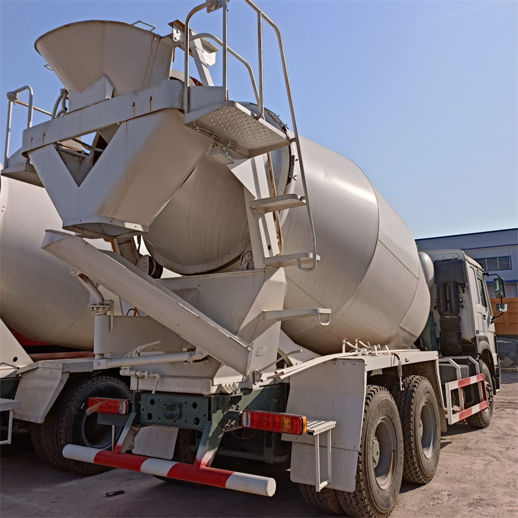 HOWO HOWO-mixer pump truck - Camion malaxeur pompe: photos 5 HOWO HOWO-mixer pump truck - Camion malaxeur pompe: photos 5