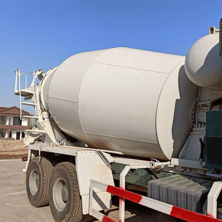 HOWO HOWO-mixer pump truck - Camion malaxeur pompe: photos 2 HOWO HOWO-mixer pump truck - Camion malaxeur pompe: photos 2