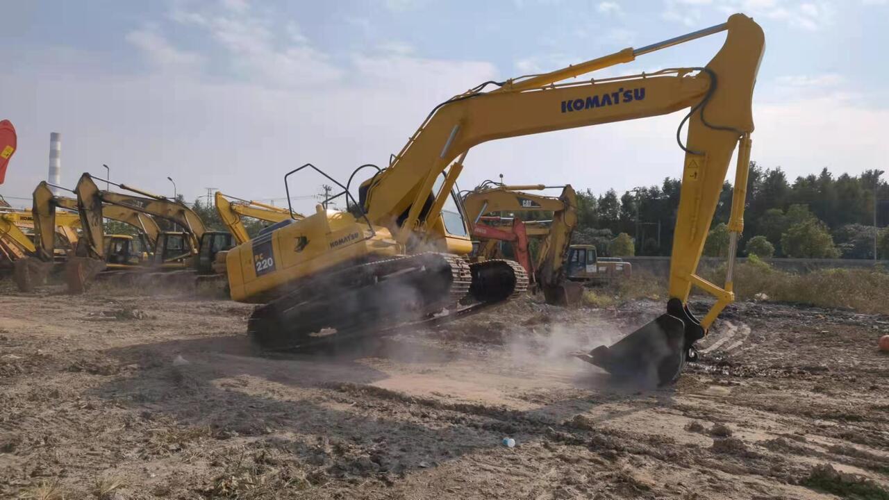 KOMATSU PC220-7 - Pelle sur chenille: photos 5 KOMATSU PC220-7 - Pelle sur chenille: photos 5