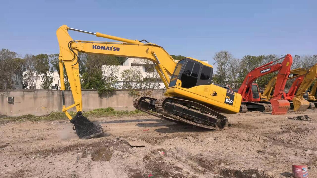 KOMATSU PC220-7 - Pelle sur chenille: photos 1 KOMATSU PC220-7 - Pelle sur chenille: photos 1