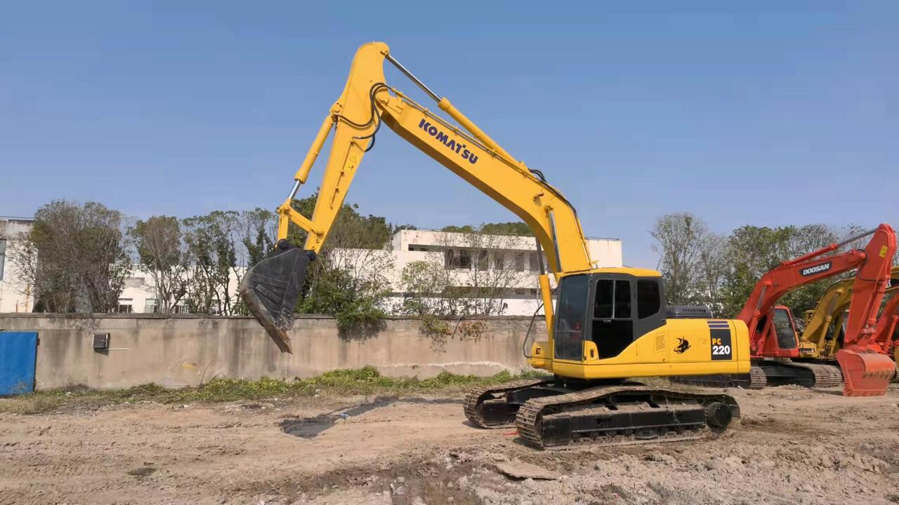 KOMATSU PC220-7 - Pelle sur chenille: photos 2 KOMATSU PC220-7 - Pelle sur chenille: photos 2