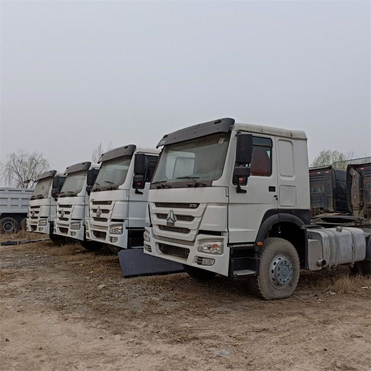 HOWO 6x4 375hp tractor - Tracteur routier: photos 1 HOWO 6x4 375hp tractor - Tracteur routier: photos 1