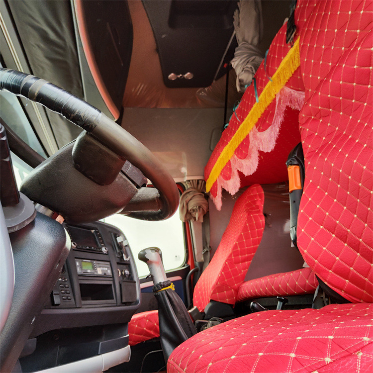 HOWO HOWO T7H-540 tractor-Red - Tracteur routier: photos 4 HOWO HOWO T7H-540 tractor-Red - Tracteur routier: photos 4