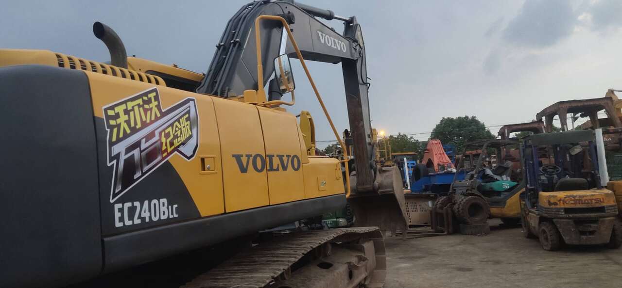 VOLVO EC240BLC - Pelle sur chenille: photos 1 VOLVO EC240BLC - Pelle sur chenille: photos 1