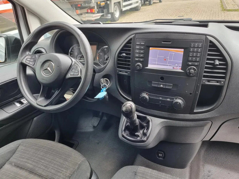 Photo d'intérieur 1: Fourgonnette Mercedes-Benz Vito 111 CDI EURO 6 Bestel Airco/ PDC/ Navi