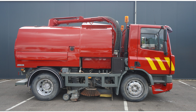 DAF 65.180 ATI STREET SWEPER RH DRIVE MANUAL GARBOX 96.000KM - Balayeuse de voirie: photos 2 DAF 65.180 ATI STREET SWEPER RH DRIVE MANUAL GARBOX 96.000KM - Balayeuse de voirie: photos 2