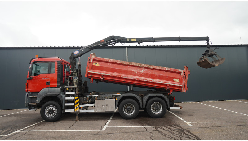 MAN TGS 28.400 6X6 2 SIDE TIPPER WITH HMF 1643 CRANE 376.400KM - Camion grue: photos 1 MAN TGS 28.400 6X6 2 SIDE TIPPER WITH HMF 1643 CRANE 376.400KM - Camion grue: photos 1