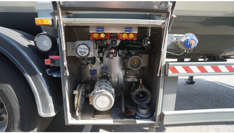 Schrader 3 AXLE ADR CHEMIE TANK TRAILER 40.000LTR - Semi-remorque citerne: photos 5 Schrader 3 AXLE ADR CHEMIE TANK TRAILER 40.000LTR - Semi-remorque citerne: photos 5