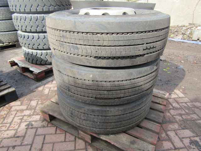 315/70/22.5 ‘ALCOA'(4) MICHELIN STEER PATTERN – 4 PIECE SET - Pneu pour Camion: photos 3 315/70/22.5 ‘ALCOA'(4) MICHELIN STEER PATTERN – 4 PIECE SET - Pneu pour Camion: photos 3