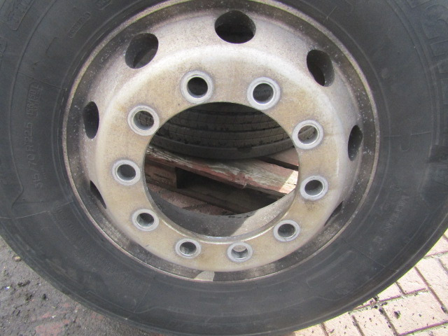 315/70/22.5 ‘ALCOA'(4) MICHELIN STEER PATTERN – 4 PIECE SET - Pneu pour Camion: photos 2 315/70/22.5 ‘ALCOA'(4) MICHELIN STEER PATTERN – 4 PIECE SET - Pneu pour Camion: photos 2