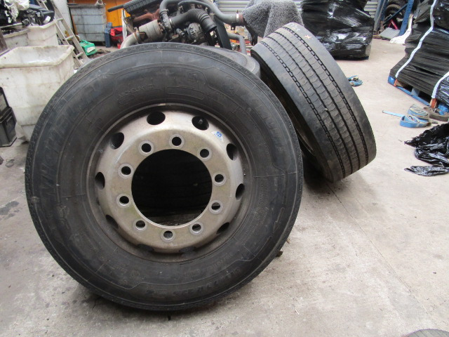 ALCOA 315/70/22.5 WHEELS AND TYRES FITTED MICHELIN FRONT STEER TYRES (2018 13/14mm TREAD, 32mm STUD HOLE) - Pneu pour Camion: photos 1 ALCOA 315/70/22.5 WHEELS AND TYRES FITTED MICHELIN FRONT STEER TYRES (2018 13/14mm TREAD, 32mm STUD HOLE) - Pneu pour Camion: photos 1