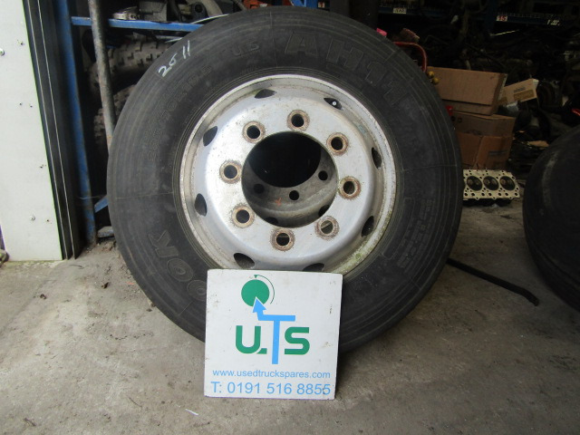 ALCOA ALLOYS (2) 19.5 8 STUD TYRES OUTDATED - Pneu pour Camion: photos 1 ALCOA ALLOYS (2) 19.5 8 STUD TYRES OUTDATED - Pneu pour Camion: photos 1
