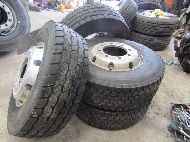 ALCOA ALLOYS (6) 19.5 8 STUD WITH 285/70/19.5 TYRES 4X REAR HANKOOK, 2X FRONT DUNLOP 2017 30mm HOLES ONLY COVERED 5000KM - Pneu pour Camion: photos 5 ALCOA ALLOYS (6) 19.5 8 STUD WITH 285/70/19.5 TYRES 4X REAR HANKOOK, 2X FRONT DUNLOP 2017 30mm HOLES ONLY COVERED 5000KM - Pneu pour Camion: photos 5