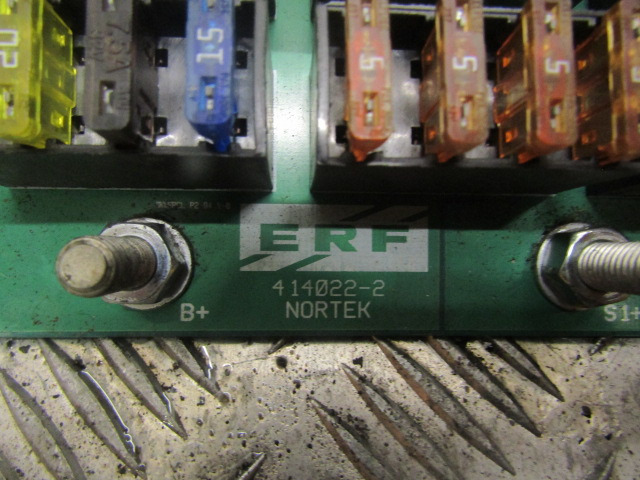 ERF ECX FUSEBOARD P/NO 414022-2 - Système électrique pour Camion: photos 2 ERF ECX FUSEBOARD P/NO 414022-2 - Système électrique pour Camion: photos 2