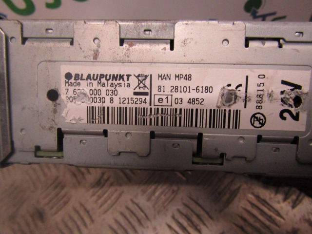 MAN ‘BLAUPUNKT’ CD/RADIO 81.28101.6180 - Cabine et intérieur pour Camion: photos 2 MAN ‘BLAUPUNKT’ CD/RADIO 81.28101.6180 - Cabine et intérieur pour Camion: photos 2