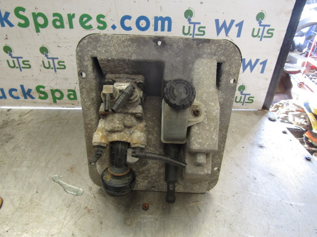 MERCEDES ATEGO 815 CLUTCH / BRAKE PEDAL CLUSTER - Pièces de frein pour Camion: photos 1 MERCEDES ATEGO 815 CLUTCH / BRAKE PEDAL CLUSTER - Pièces de frein pour Camion: photos 1