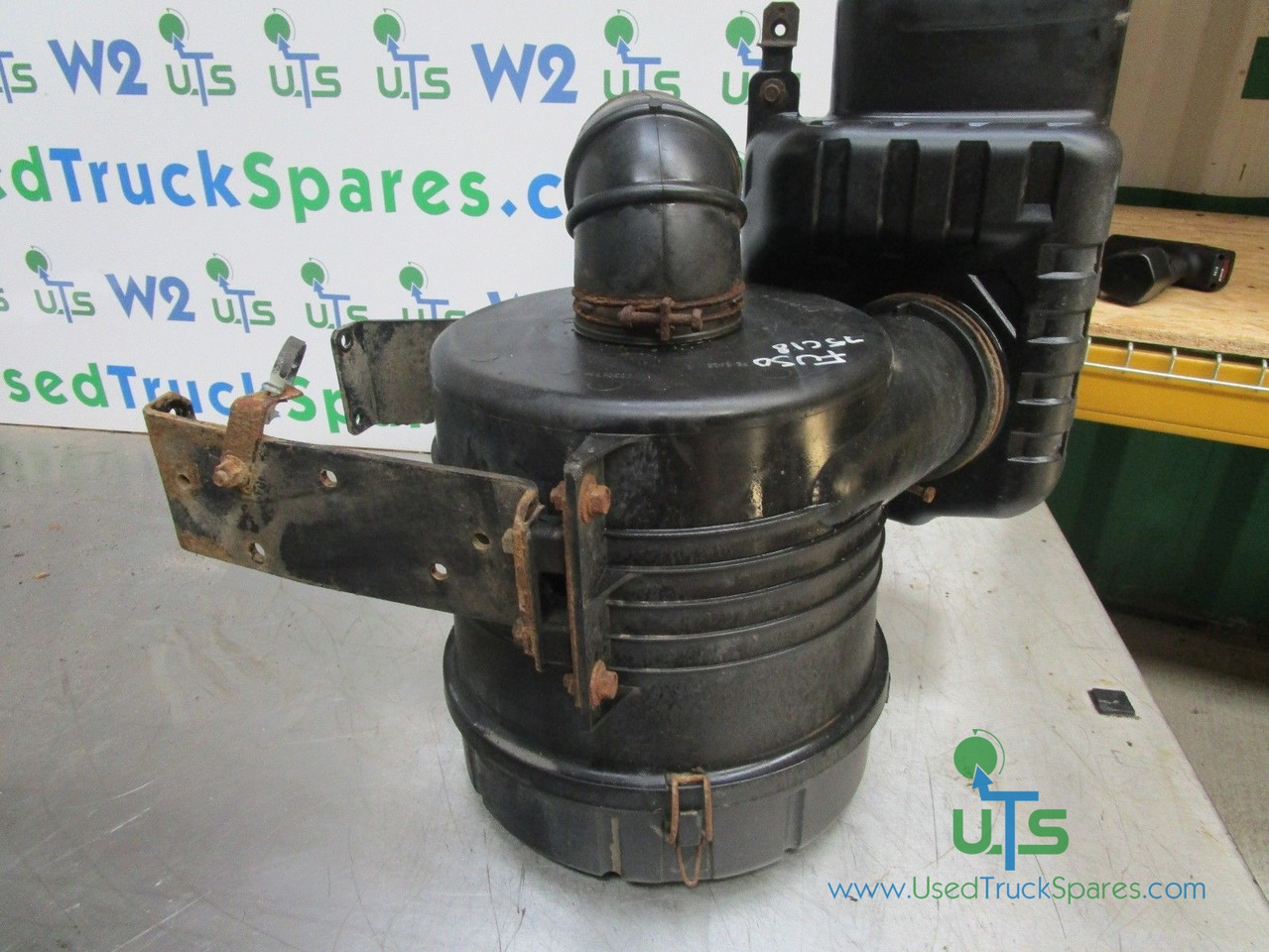 MITSUBISHI CANTER 75C AIR FILTER HOUSING - Moteur et pièces pour Camion: photos 1 MITSUBISHI CANTER 75C AIR FILTER HOUSING - Moteur et pièces pour Camion: photos 1