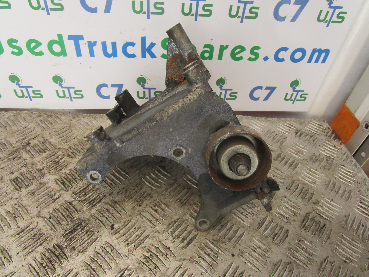 MITSUBISHI FUSO ALTERNATOR BRACKET P/NO 86-61317 - Moteur et pièces pour Camion: photos 2 MITSUBISHI FUSO ALTERNATOR BRACKET P/NO 86-61317 - Moteur et pièces pour Camion: photos 2