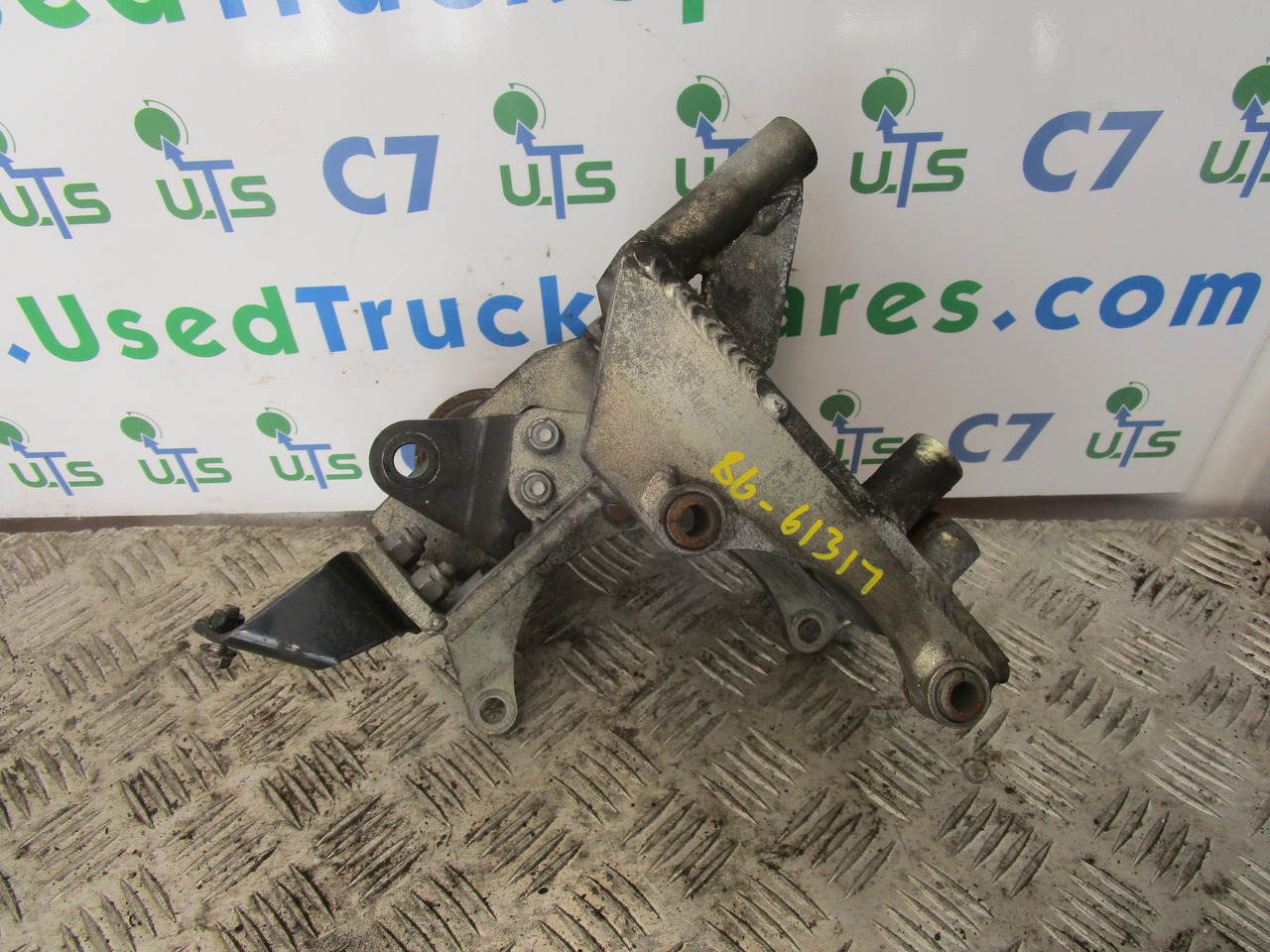 MITSUBISHI FUSO ALTERNATOR BRACKET P/NO 86-61317 - Moteur et pièces pour Camion: photos 1 MITSUBISHI FUSO ALTERNATOR BRACKET P/NO 86-61317 - Moteur et pièces pour Camion: photos 1