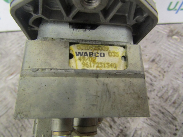 RENAULT PREMIUM DCI HAND BRAKE LEVER/VALVE WABCO P/NO 9617231340 - Système électrique pour Camion: photos 2 RENAULT PREMIUM DCI HAND BRAKE LEVER/VALVE WABCO P/NO 9617231340 - Système électrique pour Camion: photos 2
