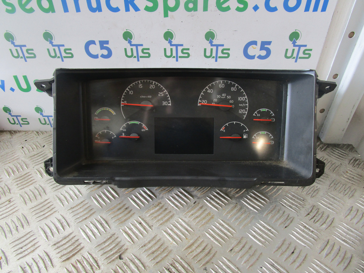 VOLVO FM12/FM9 CLOCK CLUSTER 20466984-P01 - Cabine et intérieur pour Camion: photos 1 VOLVO FM12/FM9 CLOCK CLUSTER 20466984-P01 - Cabine et intérieur pour Camion: photos 1