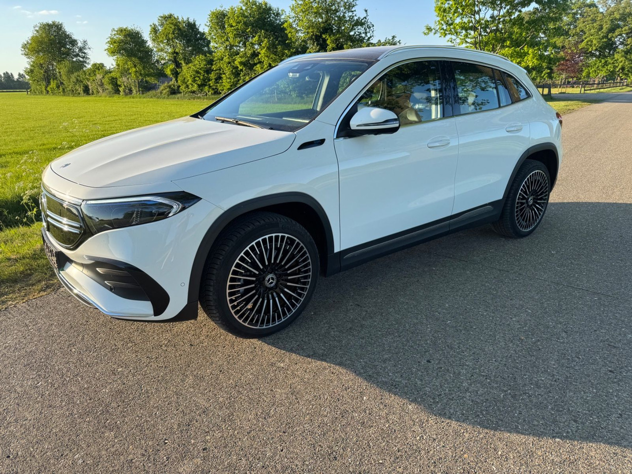 Mercedes-Benz EQA 250 AMG / Panorama / Camera / - Berline: photos 4 Mercedes-Benz EQA 250 AMG / Panorama / Camera / - Berline: photos 4