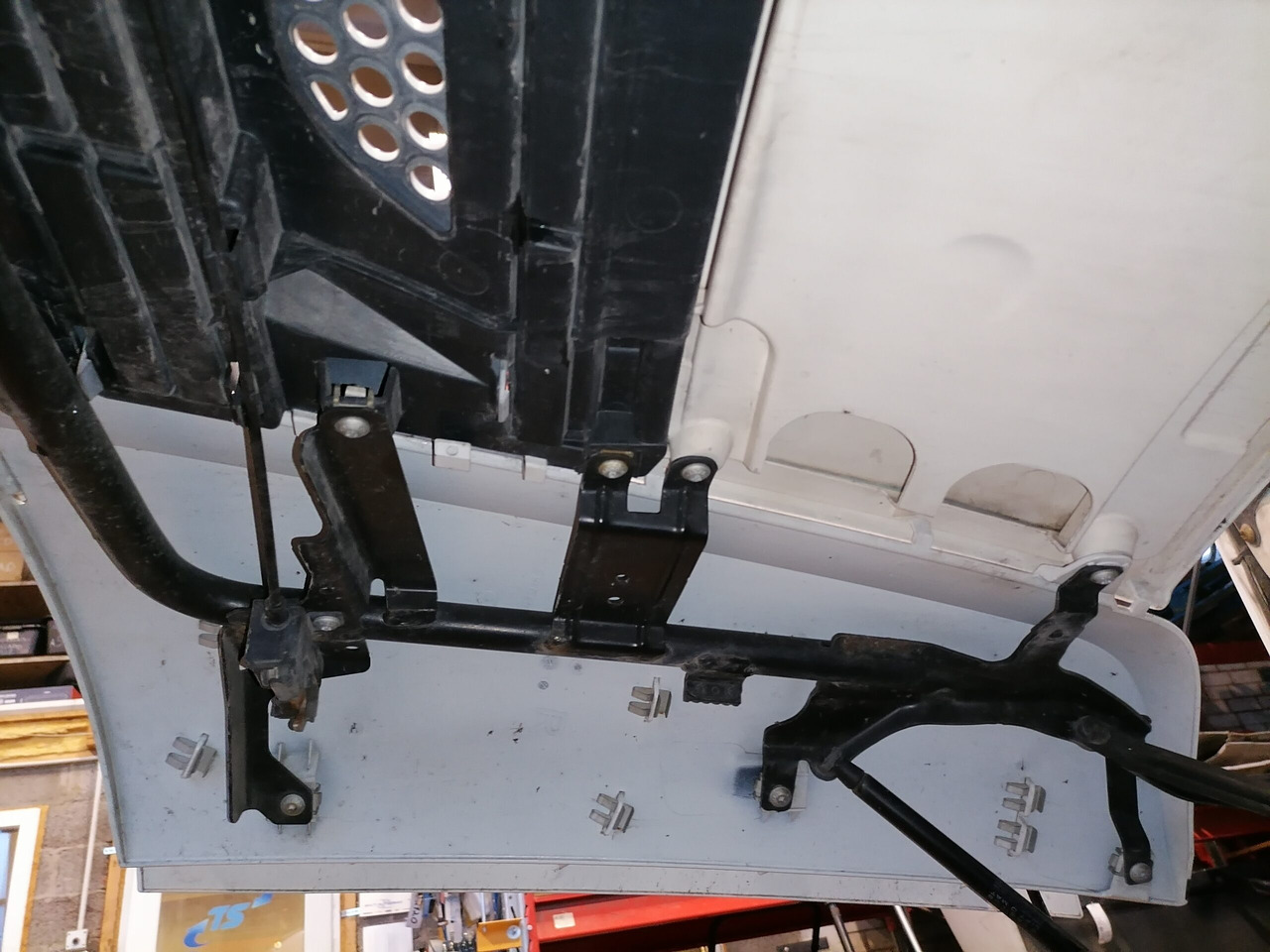Mercedes-Benz Iluvõre A9607500409 - Calandre pour Camion: photos 3 Mercedes-Benz Iluvõre A9607500409 - Calandre pour Camion: photos 3