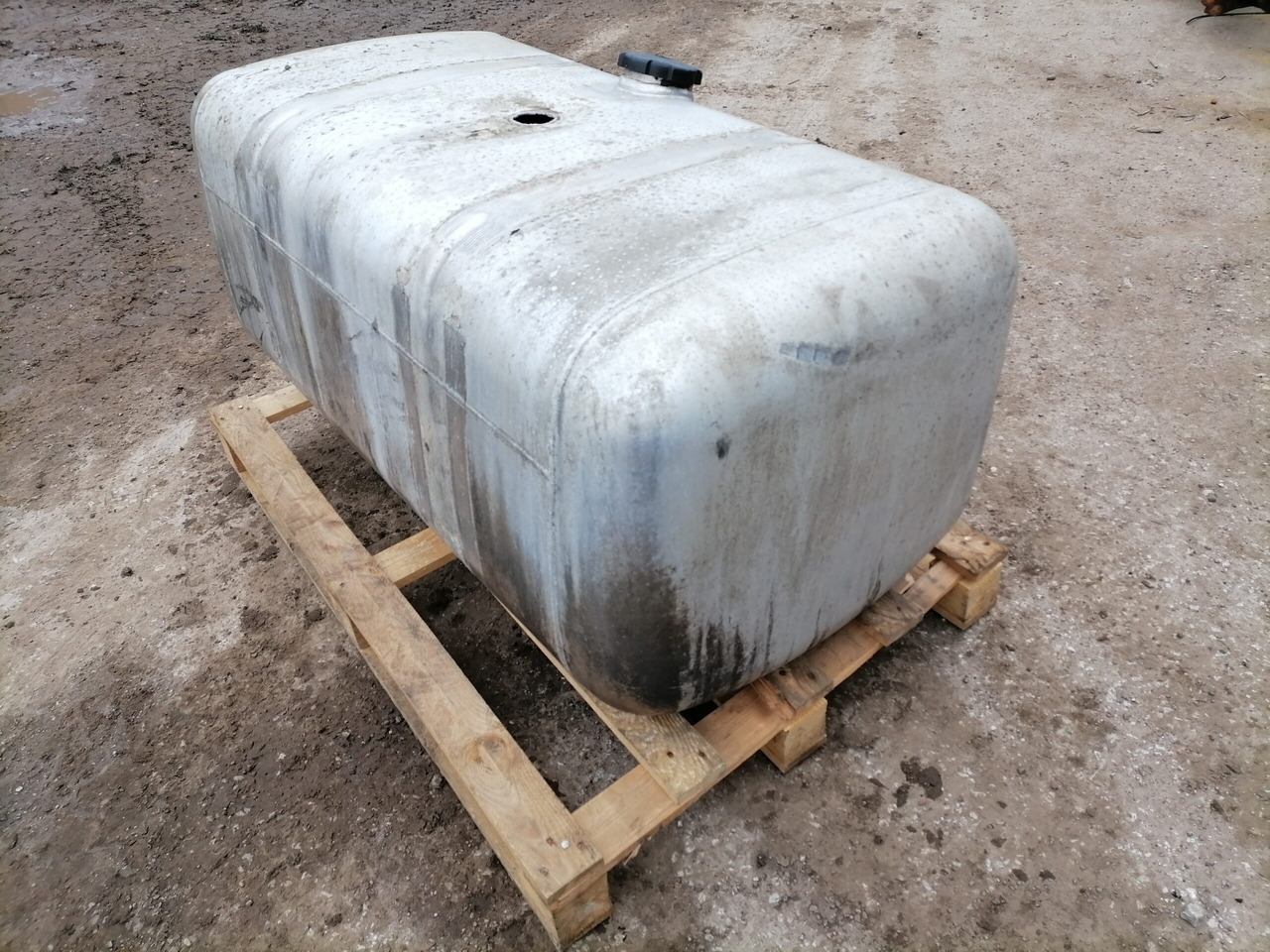 Mercedes-Benz Kütusepaak 390L A9604701303 - Réservoir de carburant pour Camion: photos 3 Mercedes-Benz Kütusepaak 390L A9604701303 - Réservoir de carburant pour Camion: photos 3