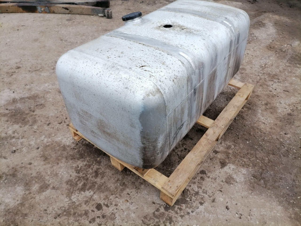Mercedes-Benz Kütusepaak 390L A9604701303 - Réservoir de carburant pour Camion: photos 2 Mercedes-Benz Kütusepaak 390L A9604701303 - Réservoir de carburant pour Camion: photos 2