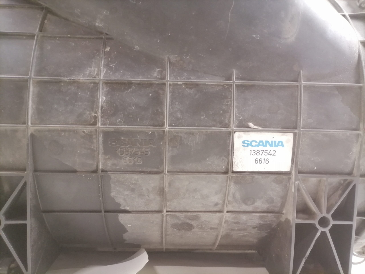 Scania Air filter housing 1387545 - Système d'admission d'air pour Camion: photos 4 Scania Air filter housing 1387545 - Système d'admission d'air pour Camion: photos 4