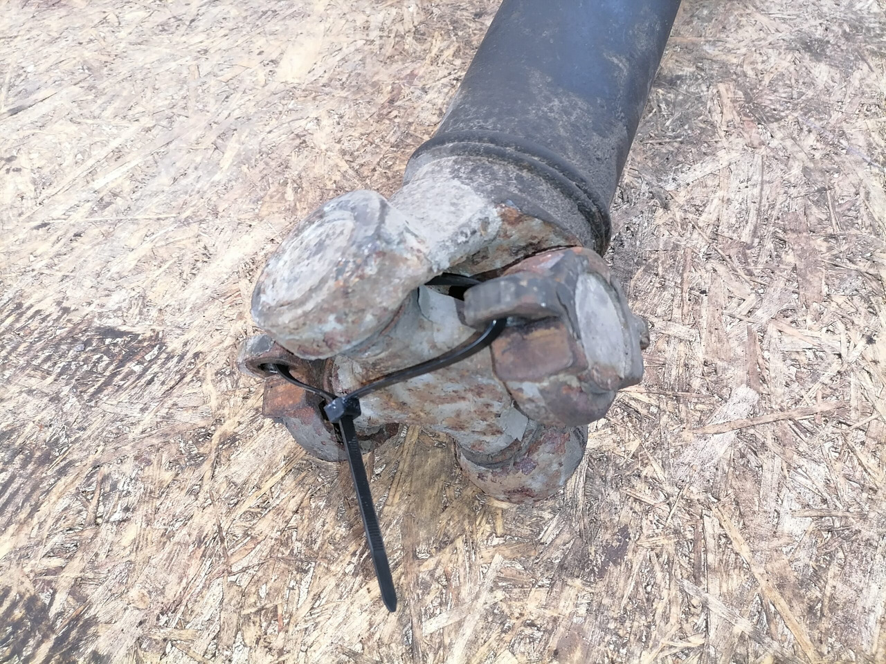 Scania Propeller shaft 1758364 - Arbre à cardan pour Camion: photos 4 Scania Propeller shaft 1758364 - Arbre à cardan pour Camion: photos 4