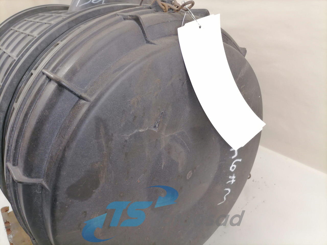 Volvo Air filter housing 20707665 - Système d'admission d'air pour Camion: photos 5 Volvo Air filter housing 20707665 - Système d'admission d'air pour Camion: photos 5