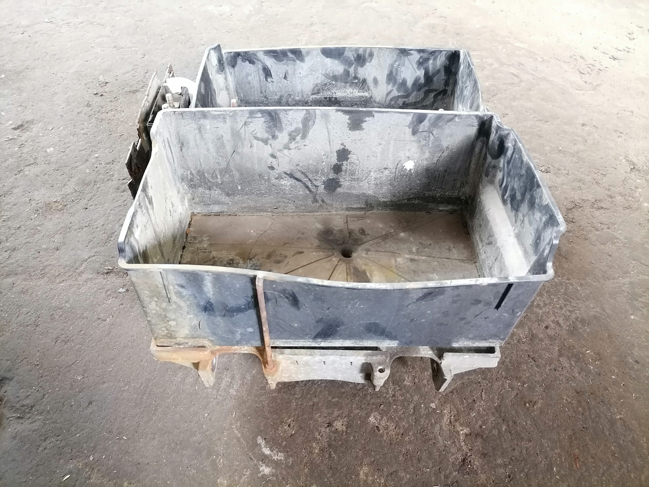 Volvo Battery box 22003951 - Accumulateur pour Camion: photos 5 Volvo Battery box 22003951 - Accumulateur pour Camion: photos 5