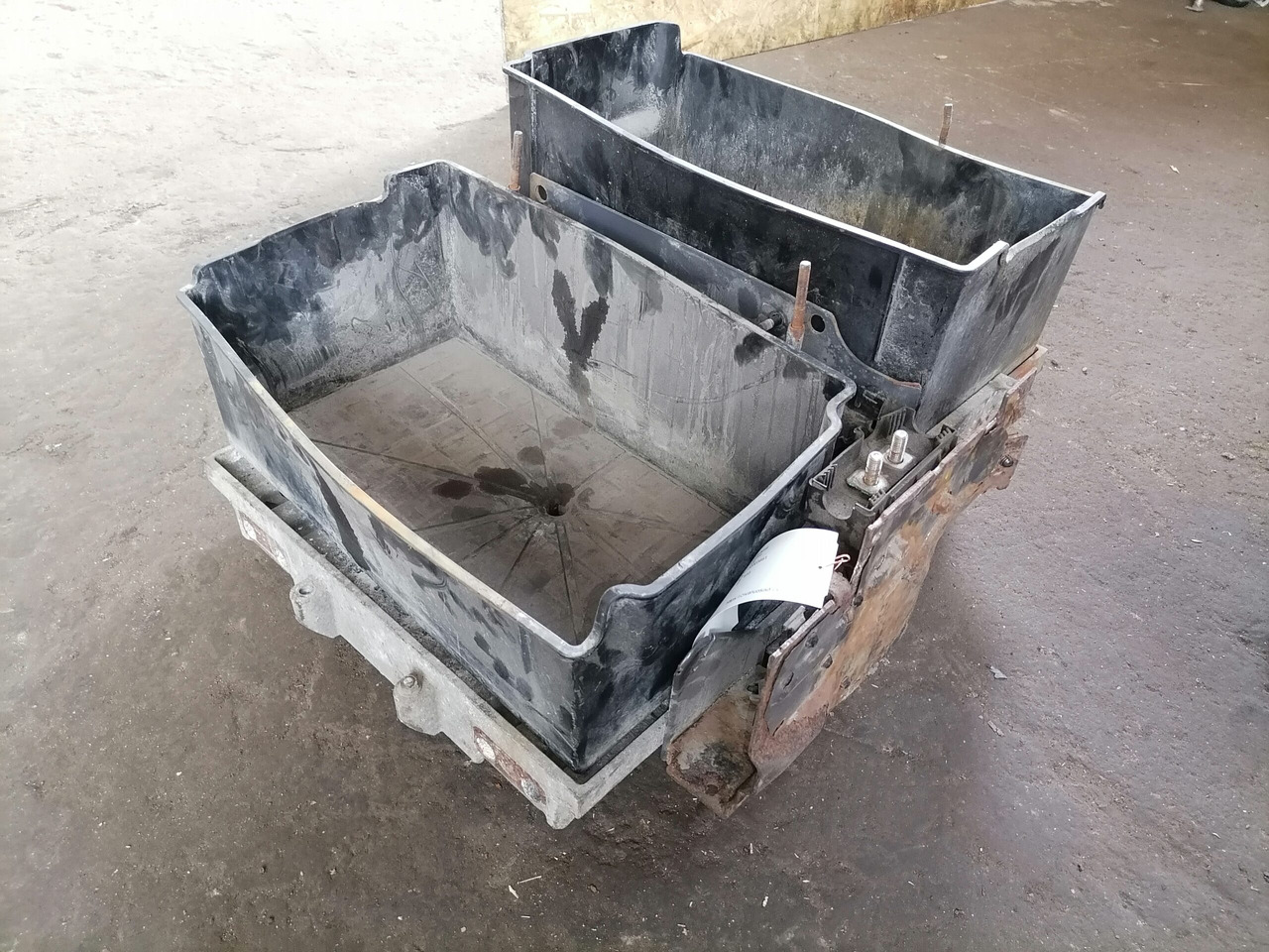 Volvo Battery box 22003951 - Accumulateur pour Camion: photos 2 Volvo Battery box 22003951 - Accumulateur pour Camion: photos 2