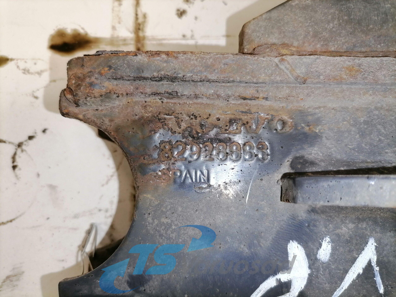 Volvo Bumper bracket 82928883 - Pare-chocs pour Camion: photos 3 Volvo Bumper bracket 82928883 - Pare-chocs pour Camion: photos 3