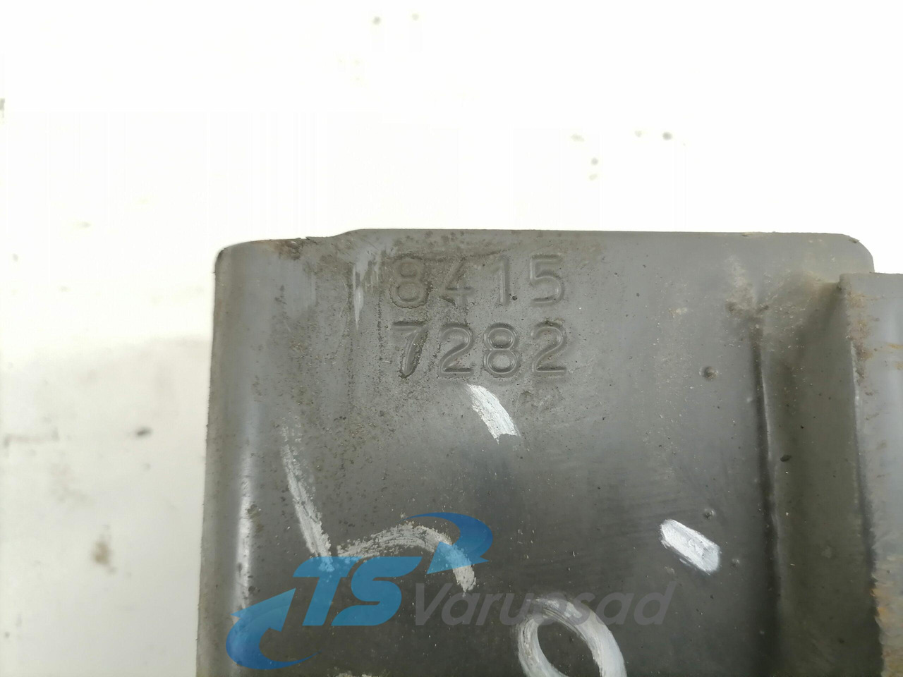 Volvo Bumper bracket 84157282 - Pare-chocs pour Camion: photos 2 Volvo Bumper bracket 84157282 - Pare-chocs pour Camion: photos 2