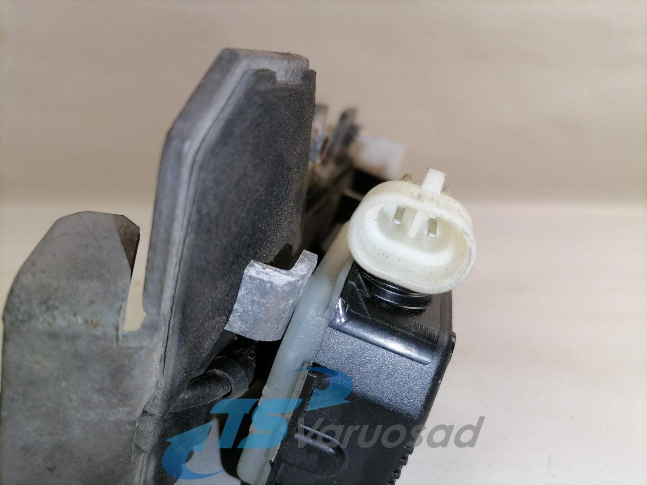 Volvo Iluvõre lukk 82208559 - Calandre pour Camion: photos 3 Volvo Iluvõre lukk 82208559 - Calandre pour Camion: photos 3