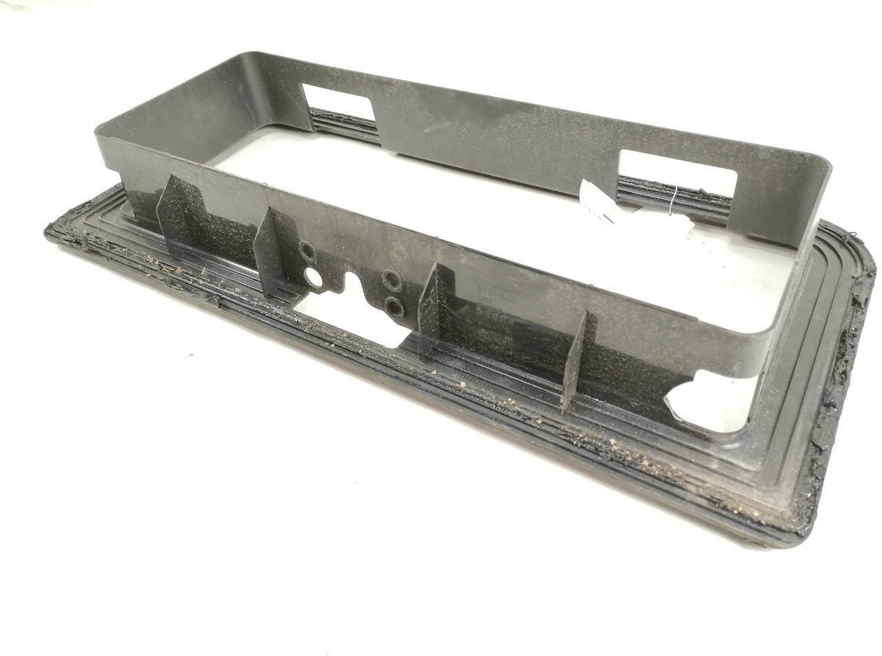 Volvo Küljeluugi plastraam 8191540 - Pièce universelle pour Camion: photos 2 Volvo Küljeluugi plastraam 8191540 - Pièce universelle pour Camion: photos 2