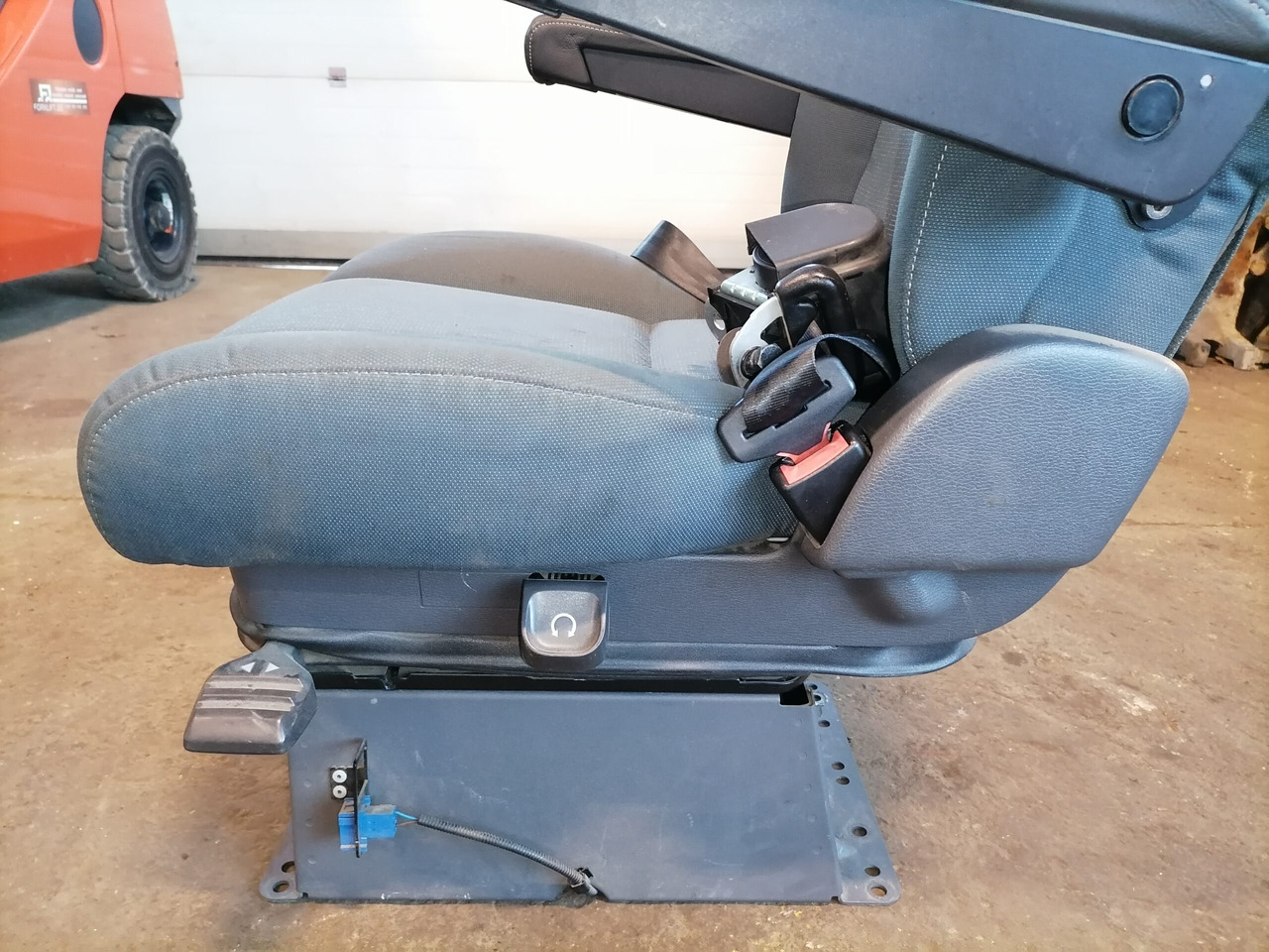 Volvo Passenger seat 21065292 - Siège pour Camion: photos 5 Volvo Passenger seat 21065292 - Siège pour Camion: photos 5