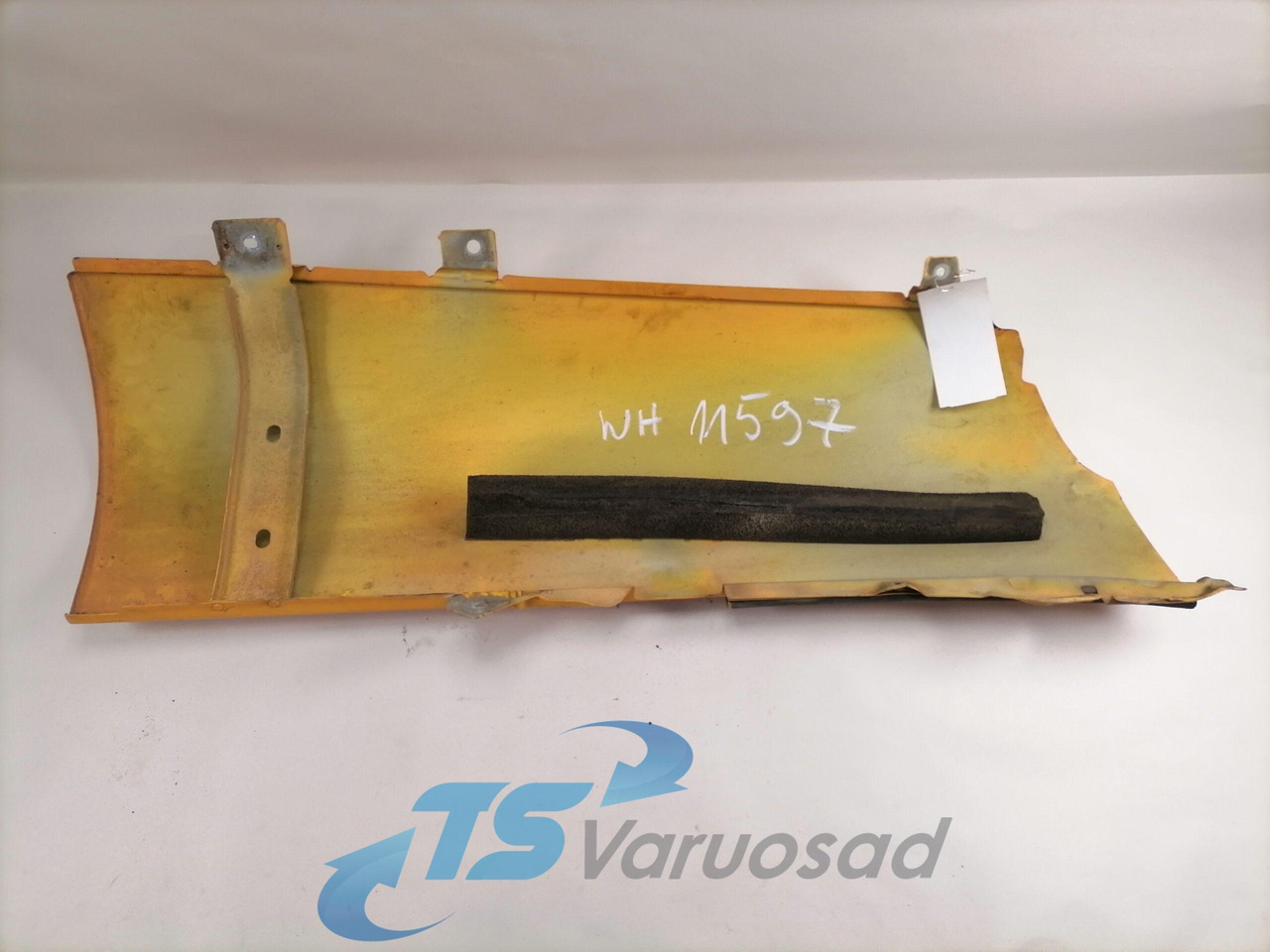 Volvo Volvo kabiini nurgapõsk, parem 20379176 - Calandre pour Camion: photos 2 Volvo Volvo kabiini nurgapõsk, parem 20379176 - Calandre pour Camion: photos 2