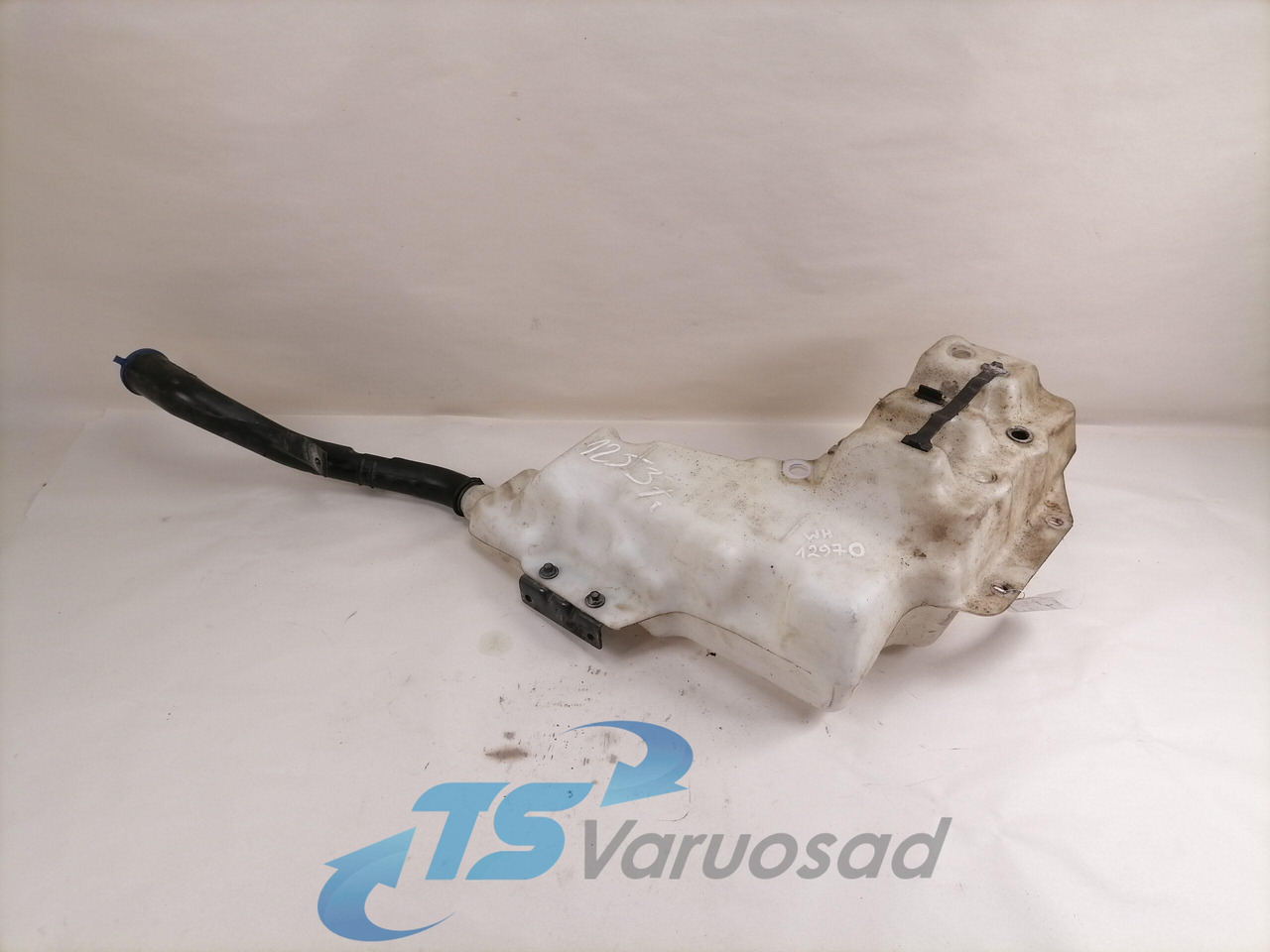 Volvo Windscreen washer fluid tank 84092259 - Essuie-glace pour Camion: photos 1 Volvo Windscreen washer fluid tank 84092259 - Essuie-glace pour Camion: photos 1