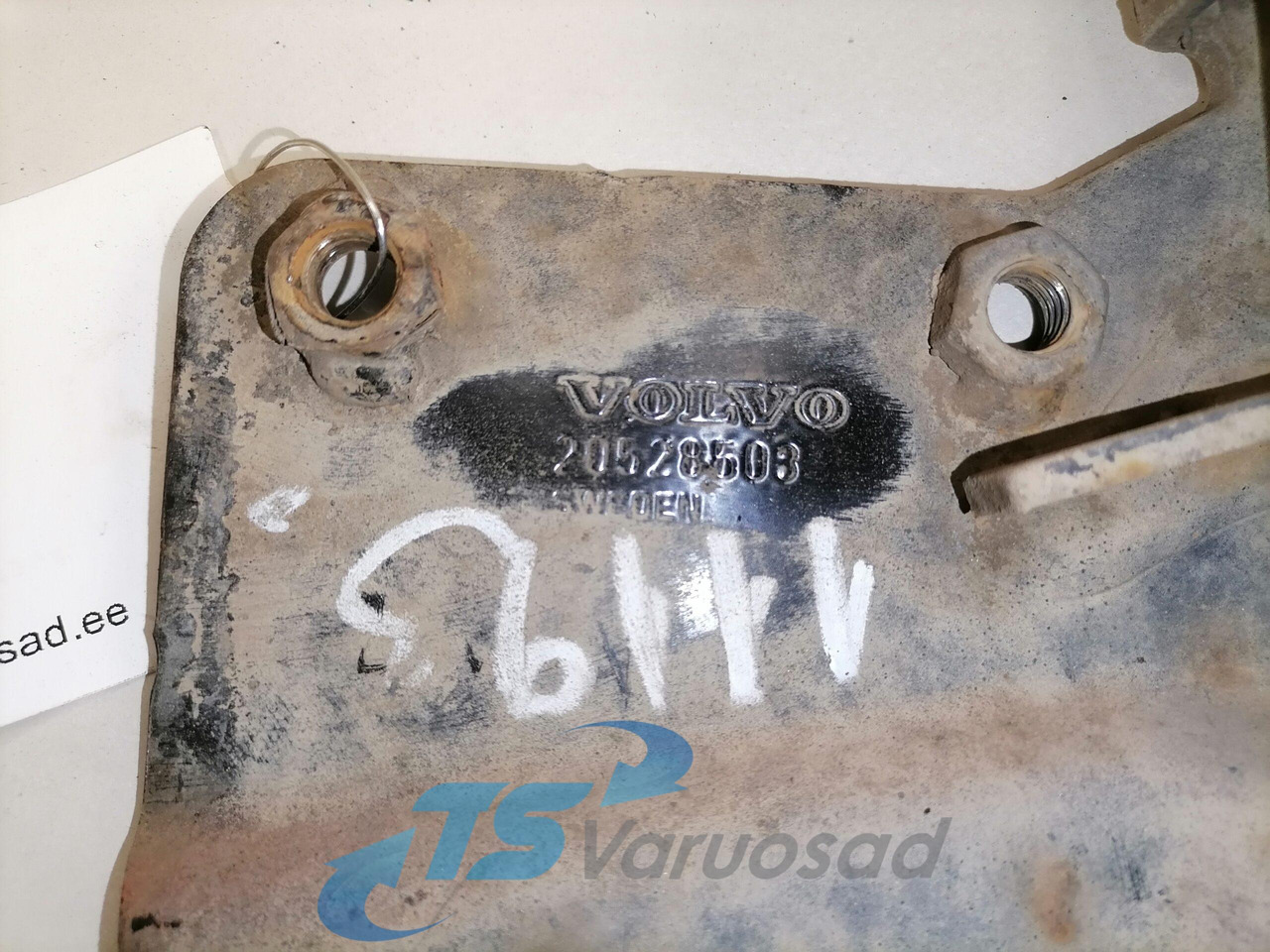 Volvo lower grille carrier hinge 20528503 - Calandre pour Camion: photos 2 Volvo lower grille carrier hinge 20528503 - Calandre pour Camion: photos 2
