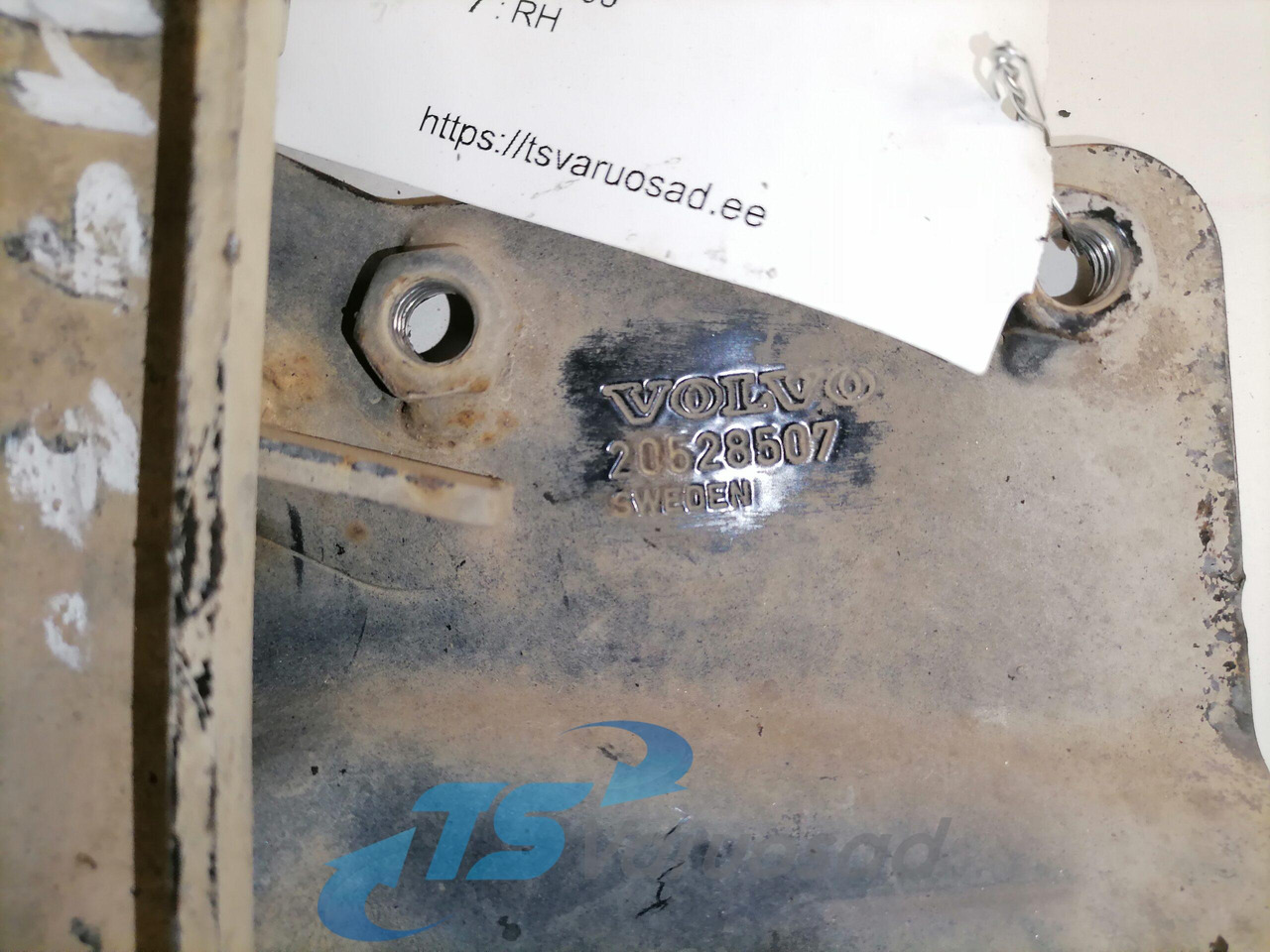 Volvo lower grille carrier hinge 20528507 - Calandre pour Camion: photos 2 Volvo lower grille carrier hinge 20528507 - Calandre pour Camion: photos 2