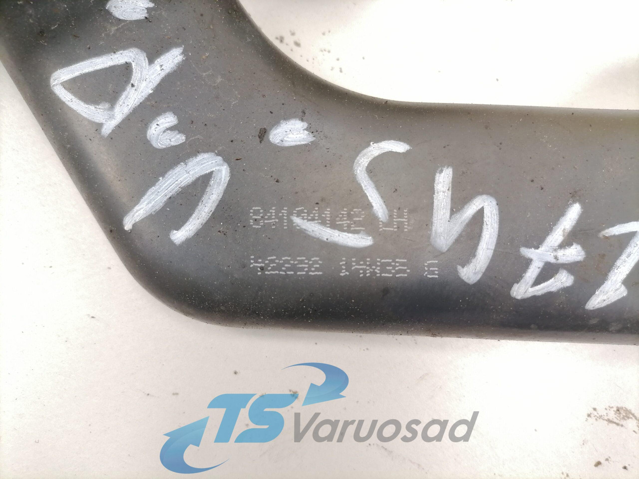 Volvo lower grille carrier hinge 84104142 - Calandre pour Camion: photos 3 Volvo lower grille carrier hinge 84104142 - Calandre pour Camion: photos 3