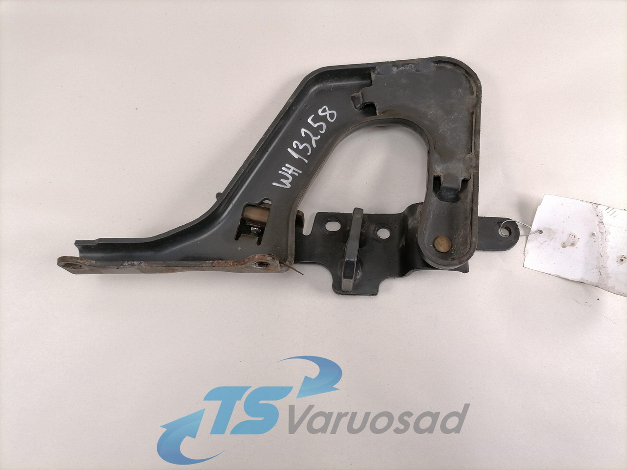 Volvo lower grille carrier hinge 84104144 - Calandre pour Camion: photos 3 Volvo lower grille carrier hinge 84104144 - Calandre pour Camion: photos 3