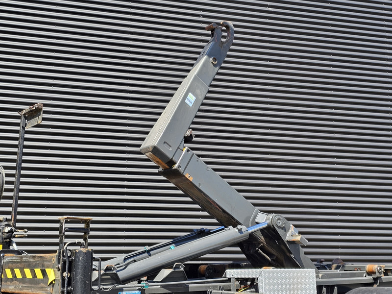 Mercedes-Benz AXOR 1823 4X4 / FASSI CRANE + HOOKLIFT / SPRING SUSPENSION - Camion ampliroll, Camion grue: photos 4 Mercedes-Benz AXOR 1823 4X4 / FASSI CRANE + HOOKLIFT / SPRING SUSPENSION - Camion ampliroll, Camion grue: photos 4