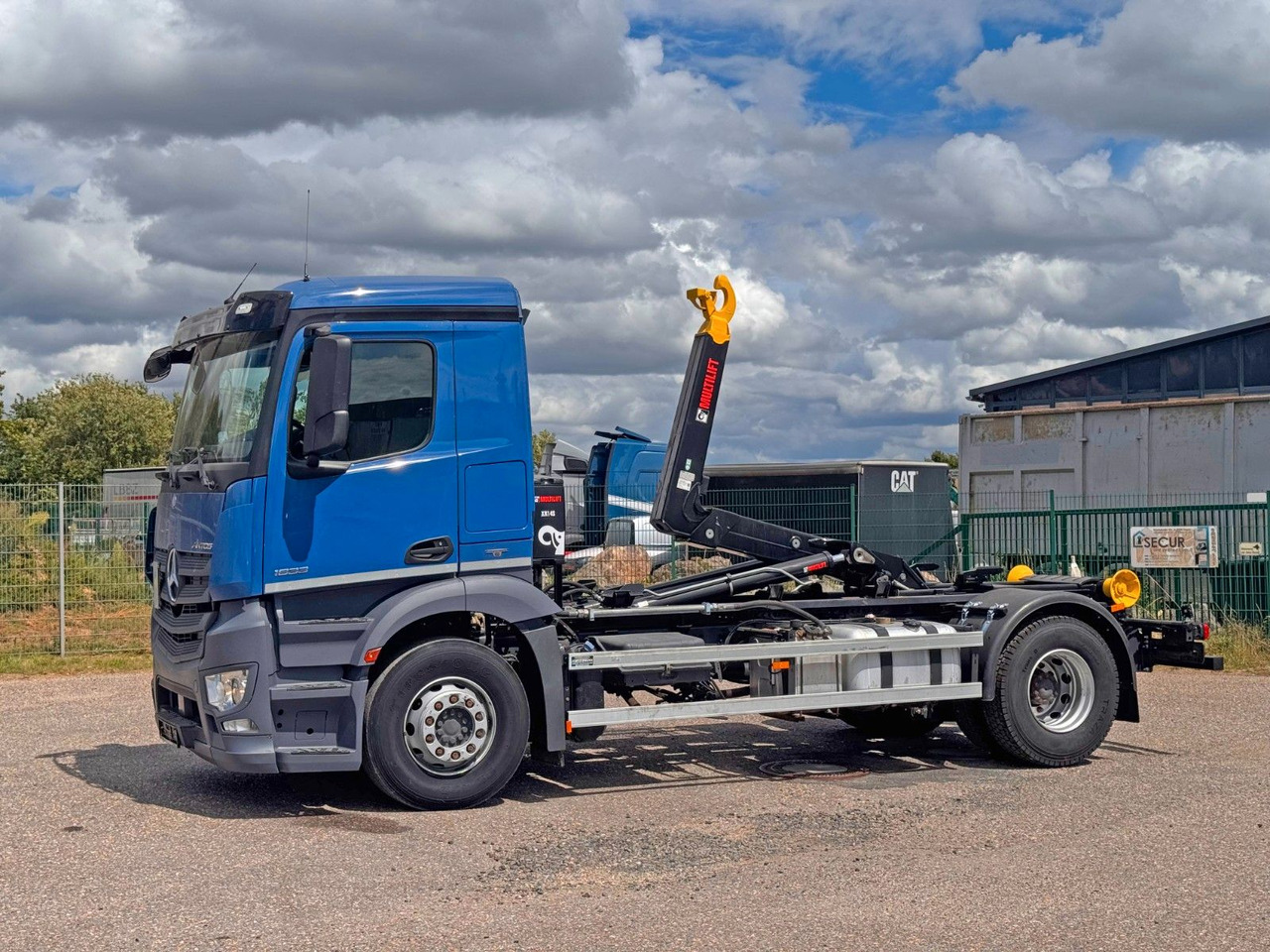 Mercedes-Benz 1833 4X2 Multilift Abroller Top Zustand - Camion ampliroll: photos 1 Mercedes-Benz 1833 4X2 Multilift Abroller Top Zustand - Camion ampliroll: photos 1
