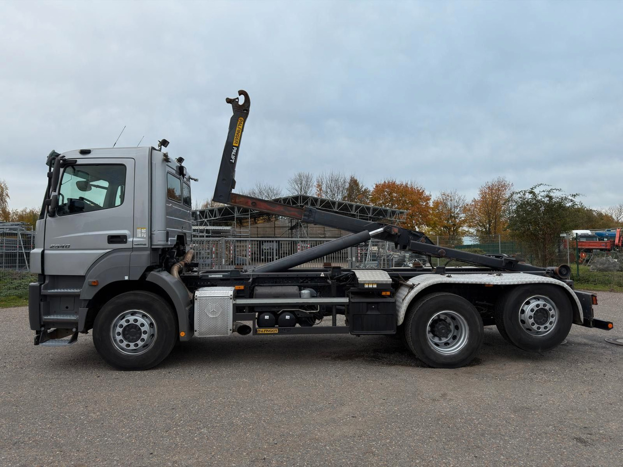Mercedes-Benz 2540 L 6x2 Palfinger T20 mit hydr. Containerverr - Camion ampliroll: photos 3 Mercedes-Benz 2540 L 6x2 Palfinger T20 mit hydr. Containerverr - Camion ampliroll: photos 3