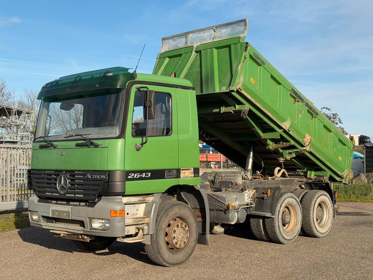 Mercedes-Benz 2643 6x4 Meiller 3S. Kipper Bordmatik | Blatt/Bl - Camion benne: photos 1 Mercedes-Benz 2643 6x4 Meiller 3S. Kipper Bordmatik | Blatt/Bl - Camion benne: photos 1