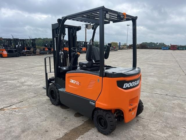 Doosan B30X-7 PLUS - Chariot élévateur électrique: photos 2 Doosan B30X-7 PLUS - Chariot élévateur électrique: photos 2